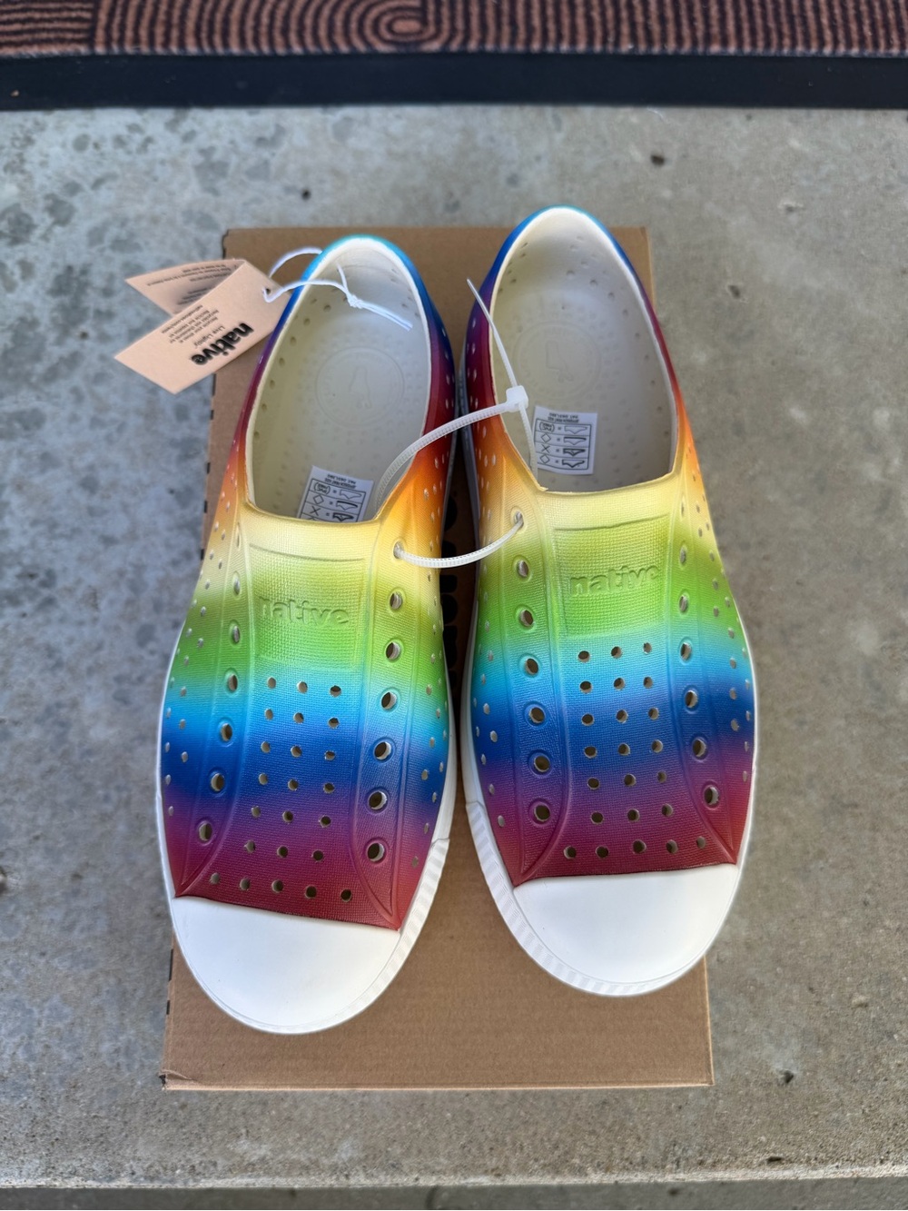 Kids Native Jefferson Shoes size J4 NEW